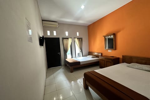 Standard Double Room | Desk, free WiFi, bed sheets