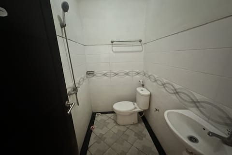 Standard Double Room | Bathroom | Shower, rainfall showerhead, towels, toilet paper