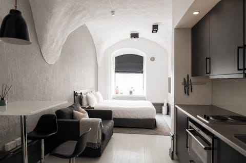 Double Studio Small | Premium bedding, blackout drapes, iron/ironing board, free WiFi