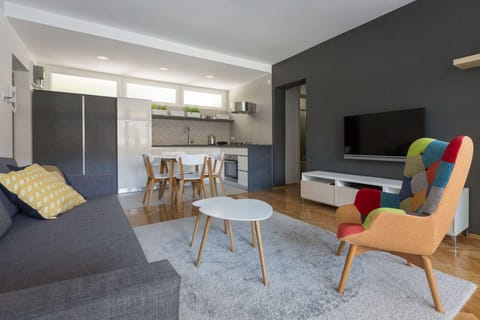 Living room with kitchen, dining area and exit to the terrace