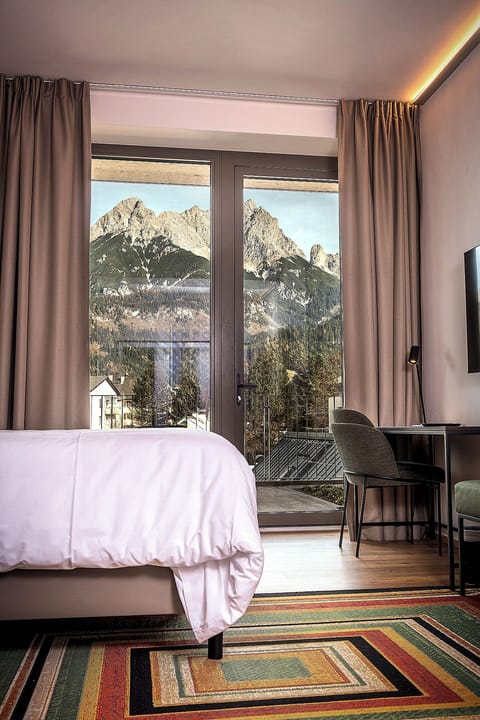 Premium Suite | Hypo-allergenic bedding, minibar, in-room safe, desk