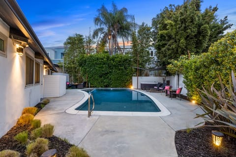Come Enjoy Your Own Private Pool and Built-in Hot Tub.