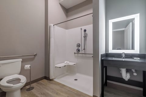 Combined shower/tub, towels