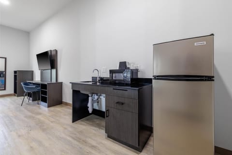 Full-size fridge, microwave, stovetop, coffee/tea maker