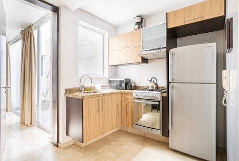 Full-size fridge, microwave, oven, coffee/tea maker