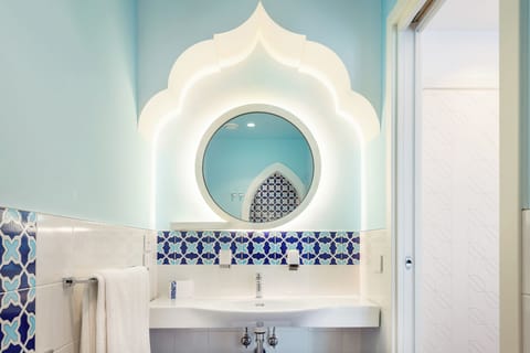 Shower, rainfall showerhead, free toiletries, hair dryer