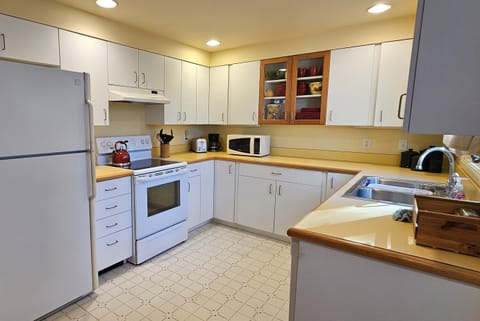 Kitchen - Fully equipped, cooking basics, dishware & flatware, dishes/utensils for kids, microwave, toaster, drip coffee maker, Keurig coffee maker, blender, kettle, dishwasher, trash bags, paper towels