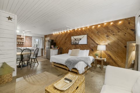 10-web-or-mls-812-young-st-cowboy