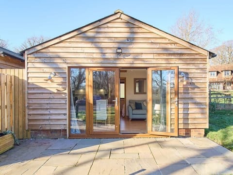 Cobnut Barn, Bonnington - Host & Stay