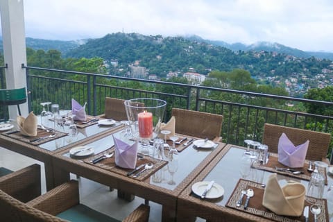 Superior King Room | 1 bedroom, in-room safe, individually decorated, individually furnished