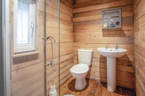 Apartment (1 Bedroom) | Bathroom | Shower, towels