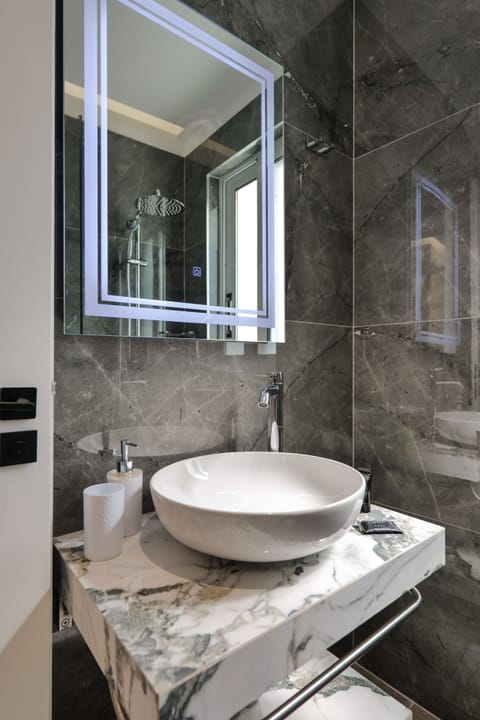 Deluxe Triple Room, Balcony | Bathroom | Shower, rainfall showerhead, free toiletries, hair dryer