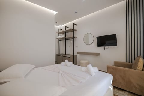 Deluxe Triple Room, Balcony | Hypo-allergenic bedding, desk, soundproofing, free WiFi