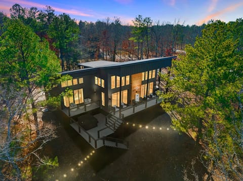 Exterior Oasis: Stunning modern design surrounded by nature, perfect for relaxation and adventure!