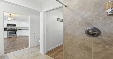 Spa-Style Refresh 🚿✨ Step into a bright, clean bathroom with a walk-in shower—perfect for rinsing off after the beach before heading back out to the open kitchen and living space.
