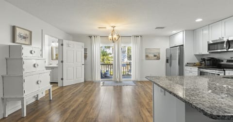 Open, airy, and made for vacation mode ☀️ This spacious kitchen + great room gives everyone room to spread out—cook, snack, and relax—while the sliding doors lead straight to the deck for easy indoor/outdoor living.

