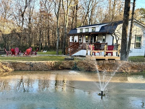 Mineola "Mane" Stay Cabin