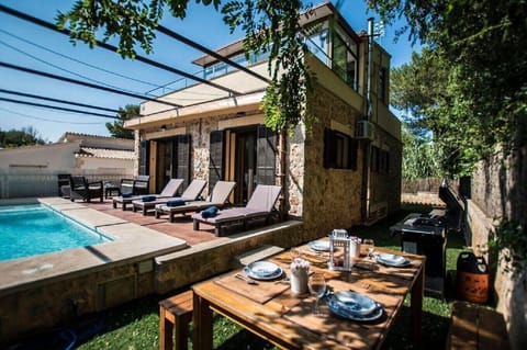 Outdoor area of Villa Gabriela with private pool, sun loungers and outdoor dining area, perfect for enjoying the Mediterranean lifestyle in Mal Pas – Bonaire, Mallorca.