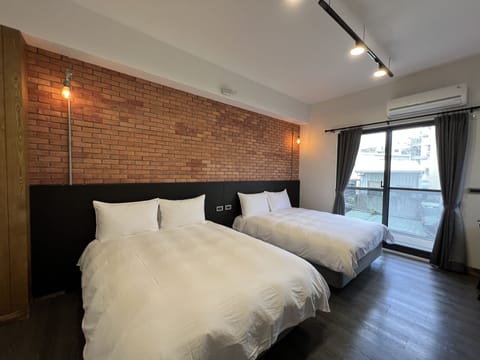 Basic Quadruple Room | Soundproofing, free WiFi
