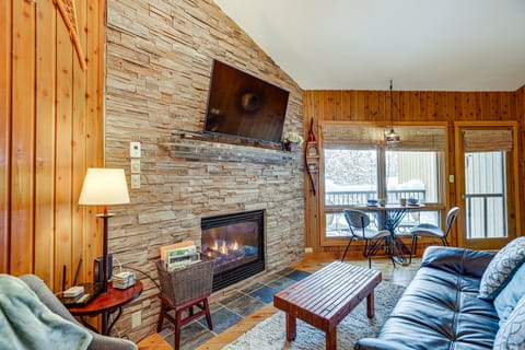 Bend Vacation Rental | 2BR | 2BA | 840 Sq Ft | Stairs Required