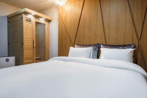 Premium Double Room, 1 Queen Bed, Non Smoking, Sauna | Premium bedding, memory foam beds, desk, laptop workspace