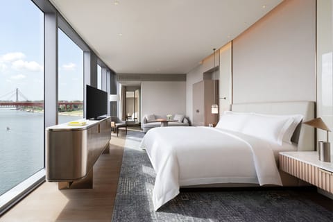 Grand Room, 1 King Bed | Frette Italian sheets, premium bedding, minibar, in-room safe