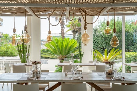 2 restaurants, breakfast served