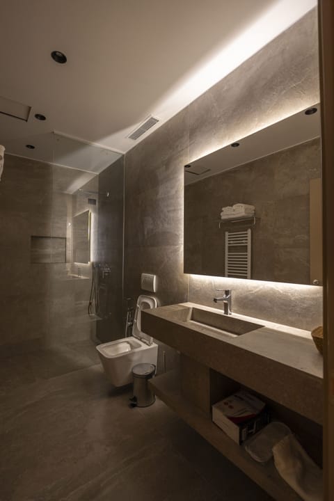 Double Room | Bathroom | Slippers, towels