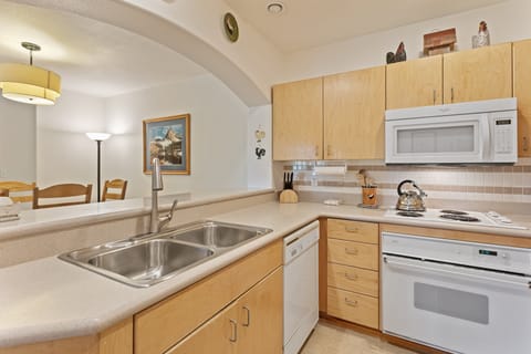 Condo, 2 Bedrooms | Private kitchen | Fridge, oven, coffee/tea maker, toaster