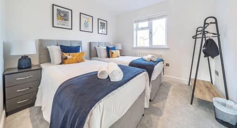 ELEGANT ONE BEDROOM WITH 2 SINGLE BEDS