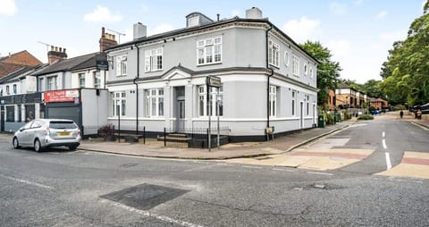 CENTRALLY LOCATED FOR A QUICK AND EASY COMMUTE TO SITE AND PAID PARKING NEARBY
