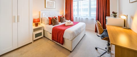 BRIGHT BEDROOM WITH DEDICATED WORKSPACE