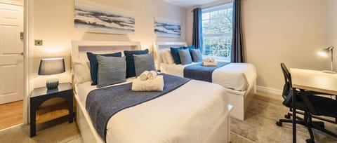 RELAXING BEDROOM WITH WORKSPACE