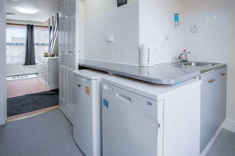 Apartment (2 Bedrooms) | Private kitchen | Microwave, oven, stovetop, dishwasher