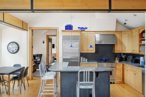 Kitchen - Fully equipped kitchen with stainless steel appliances