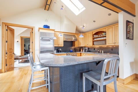 Kitchen - Sizable Kitchen island with bar seating