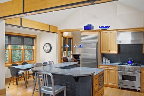 Kitchen - Fully equipped kitchen with stainless steel appliances