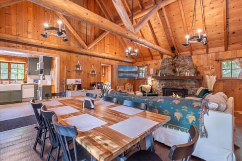 Open concept living / dining area with vaulted ceilings, gas fireplace, comfy furnishings & large flat screen Smart TV.