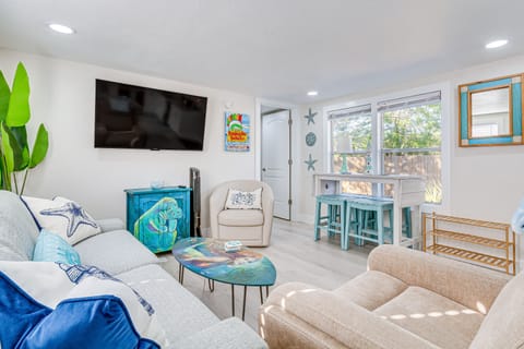 Gulf Breeze Vacation Rental | 3BR | 2BA | 975 Sq Ft | 6 Steps Required to Enter