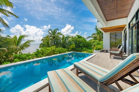 Grab a stool and enjoy the ocean views. Don`t forget to grab a nice cold beverage as well!