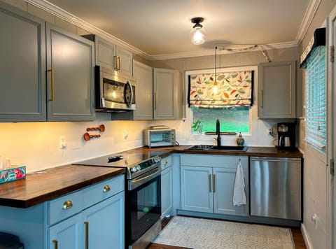 Full kitchen (view 2)