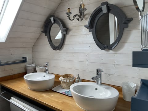 Luxury Suite | Bathroom | Shower, hair dryer, towels, soap