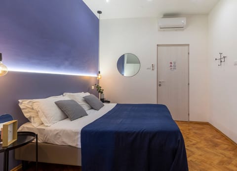 City Room | 1 bedroom, premium bedding, desk, laptop workspace