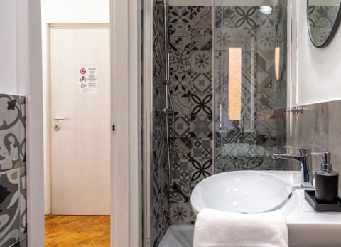 City Room | Bathroom | Shower, free toiletries, towels