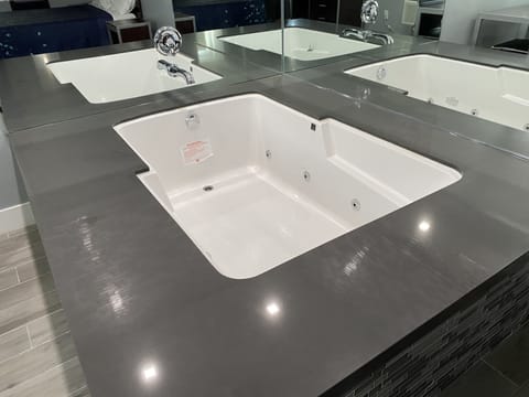 Signature Room, 1 King Bed, Hot Tub | Jetted tub