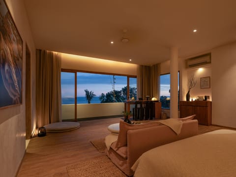Ocean Suite | 1 bedroom, minibar, in-room safe, desk