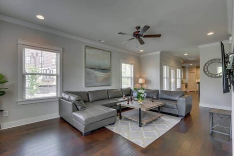 Stay in our triple-home retreat in Edgehill is perfect for groups up to 28, just minutes from Downtown, 12South, Midtown, and Hillsboro Village.