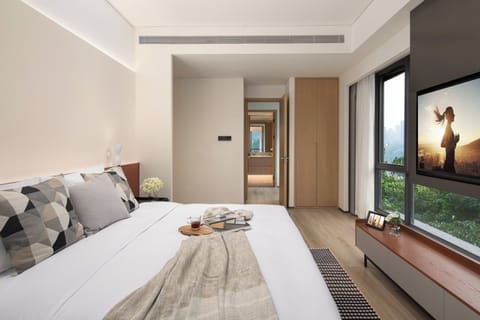 Executive Room, 1 Bedroom | Down comforters, in-room safe, desk, blackout drapes