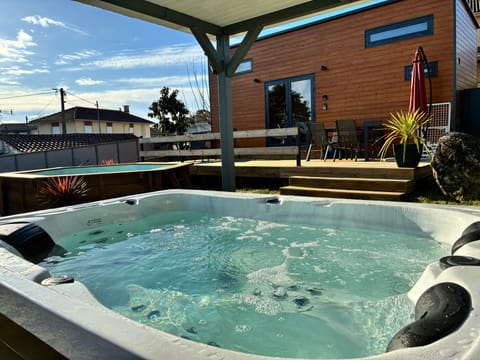 Outdoor spa tub