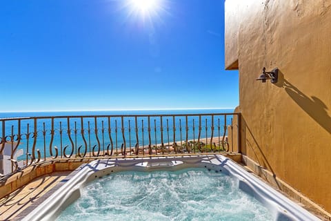Private hot tub amazing ocean views!